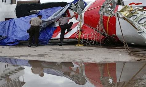 Recuperan Una De Las Dos Cajas Negras Del Avión De Airasia