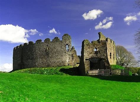 14 Picturesque English Castle Ruins | English castles, Castle ruins ...