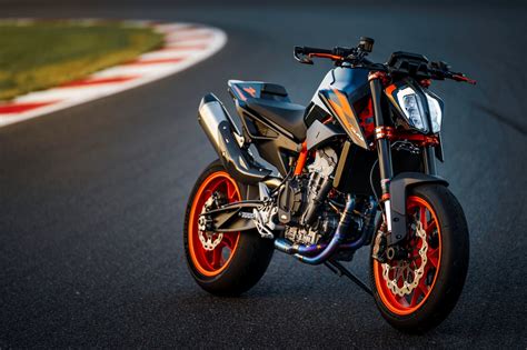 Motorrad Vergleich Honda CB 900 F Hornet 2005 Vs KTM 890 Duke R 2023