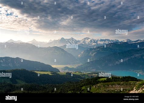 Aussicht Auf Interlaken Lauterbrunnental Und Eiger M Nch Und Jungfrau