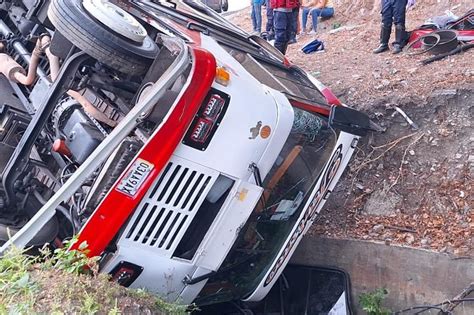 Al Menos 15 Personas Resultaron Heridas Por Vuelco De Un Autobús De