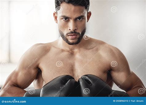 Deporte De Combate Y Guantes De Boxeo En Hombres Fuertes O Atletas