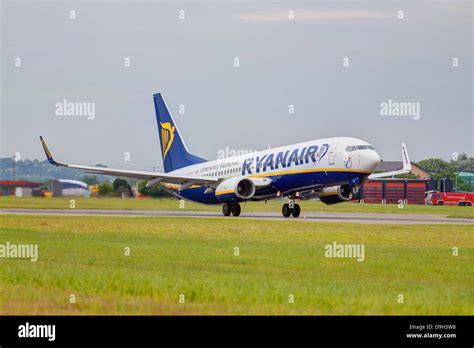 Ryanair Boeing Ei Dyy Taking Off From London Luton Airport Ltn