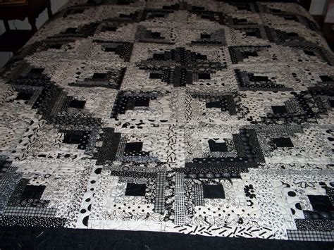 Love This Setting For Log Cabin Blocks Quilts Black And White