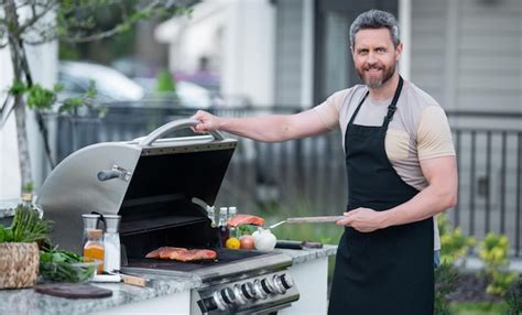 Hombres Cocinando En Una Parrilla De Barbacoa En El Patio Cocinando En