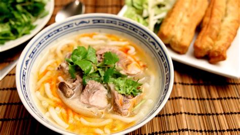 Vietnamese Thick Noodle Soup With Pork Hock Banh Canh Gio Heo Youtube