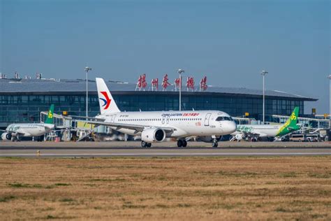 扬州泰州国际机场迎来东航全球首架c919客机航空工业行业航空圈