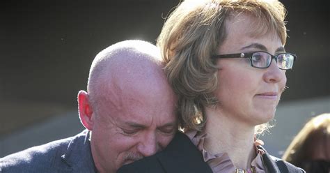 Gabby Giffords returns to Tucson shooting site