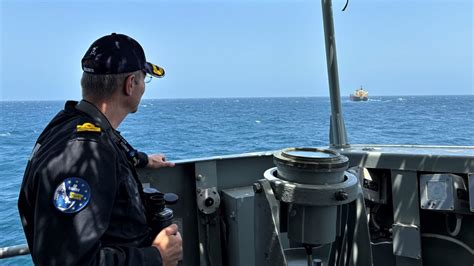 Una Fragata De La Armada Española Escolta A Un Buque Mercante En Aguas