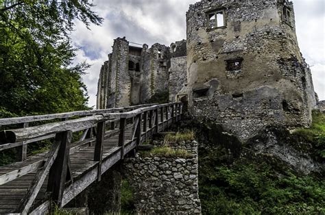 Uhrovec Castle : In the Heart of the forest - Trip & Trail