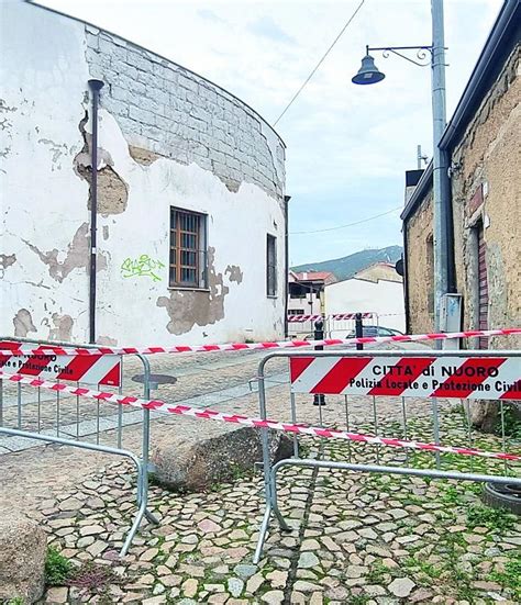 Nuovo Crollo Nel Centro Storico Di Nuoro Cede Un Immobile Del Comune