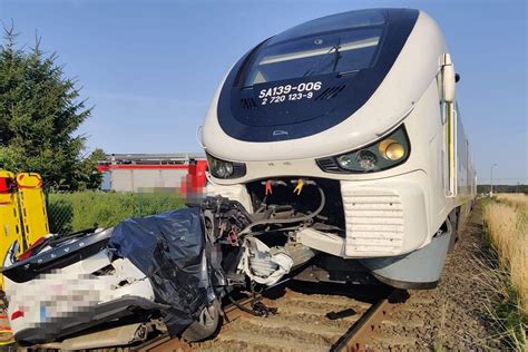 Tragedia na przejeździe kolejowym nie żyją trzy osoby Volvo wjechało