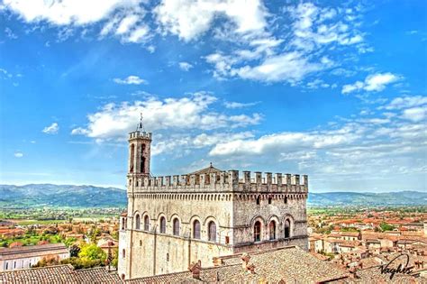 Gubbio La Cittá Grigia Dei Matti