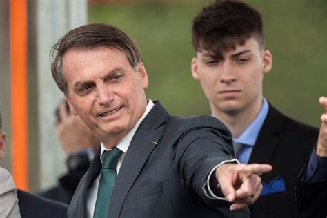 Allanan La Casa De Un Hijo De Bolsonaro Investigado Por Lavado De