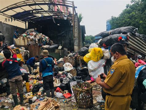 Sampah Menggunung Di Pasar Ancol Kota Bandung