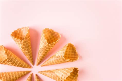 Cones De Sorvete Waffle Vazio Em Um Fundo Rosa Foto Premium