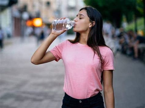 Reasons You Should Never Drink Water While Standing खड़े होकर पानी पीने से हो सकती है किडनी की