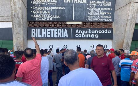 Torcedores fazem fila quilométrica para adquirir ingressos de jogo