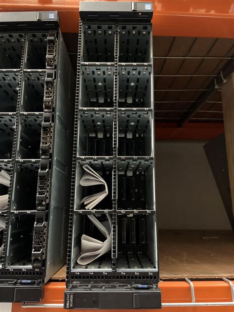 Dell SCV3020 30X2.5 3U SCV30 Expansion Array Barebobnes Chas