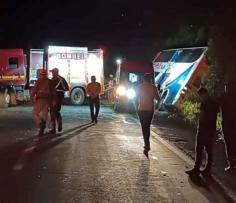 Motoristas morrem após colisão frontal entre caminhão e ônibus de