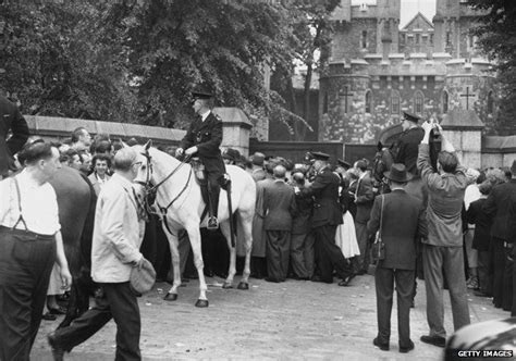 Crowds Outside Holloway Prison Awaiting The Execution Of Ruth Ellis