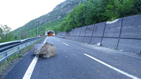 Frana Sulla Statale Strada Chiusa In Entrambe Le Direzioni