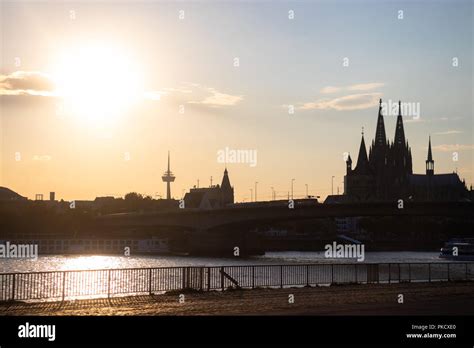 Colonia De Paisaje Urbano Al Atardecer Con La Catedral De Colonia