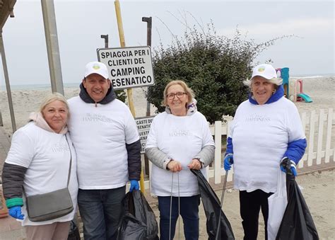 Cesenatico Volontari In Azione Per Ripulire La Spiaggia Libera Di