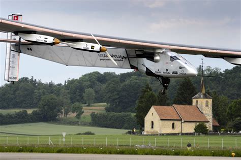 Suisse Premier Vol Réussi De Lavion Solaire Solar Impulse 2