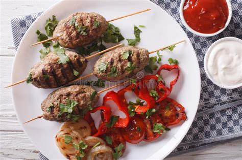 Kebab De Kofta Con Las Verduras Asadas A La Parrilla En Un Primer De La