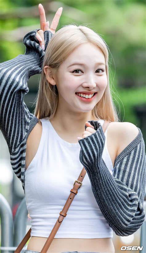 Female K Pop Idols That Own Blonde Hair Kpopmap Garotas Nayeon Kpop Feminino