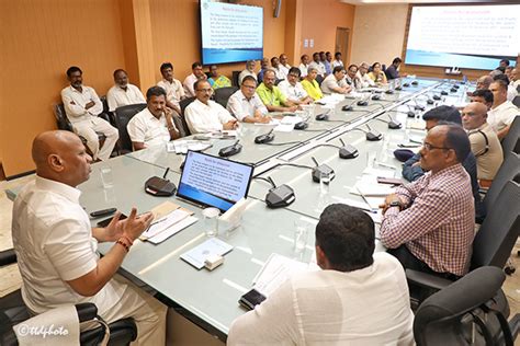 FOOTPATH VENDORS GIVEN INSTRUCTIONS నడకమరగలల దకణదరలక ప