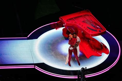 Usher rolls through hits at halftime in star-studded Super Bowl | CBC News