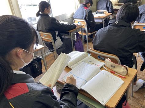 【中学校英語では『話すこと』が重要視されています。2年4組英語授業『話すこと』に向けて。】川越中学校が大切にしている「学び合い」「教え合い」を大切にした授業を展開しています。 川越町立川越中学校