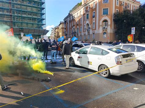 La Rabbia Dei Taxisti Torinesi Scende In Piazza A Roma Basta