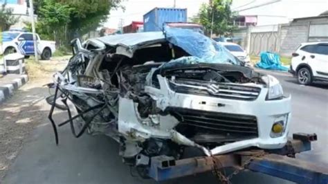 Adu Banteng Lawan Truk Kertas Di Mojokerto Minibus Ringsek Tak Berbentuk