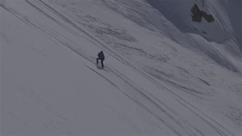 Skier Shows Amazing Trick While Sliding Downhill Facing Backward