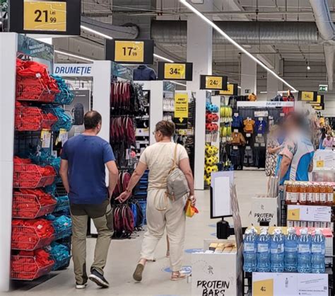 B365 Băiatul special cu vestă albastră de la Decathlon Un