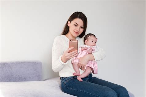 Femme Prenant Selfie Avec Sa Fille Photo Gratuite