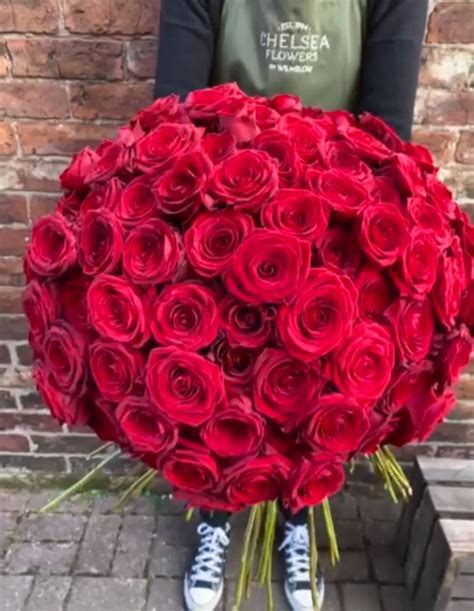 Ultimate Luxury 100 Red Roses Buy Online Or Call 01625 522228