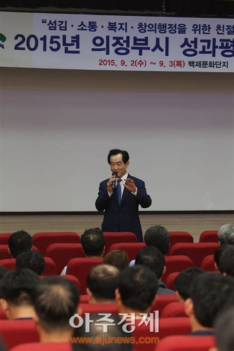 〈포토〉 친절 민원행정 이런 것 특강하는 안병용 의정부시장 아주경제