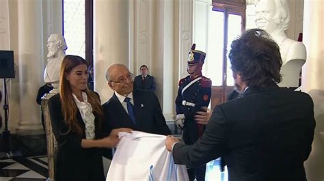 Milei Inaugur Un Busto De Carlos Menem Aunque Les Duela Fue El