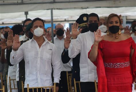 Acto solemne realizan tradicional acto de cremación de banderas