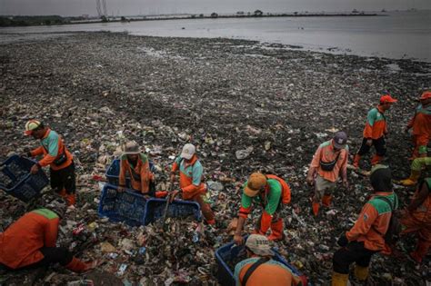 Foto Penampakan Lautan Sampah Di Pesisir Jakarta Yang Bikin Nyesek