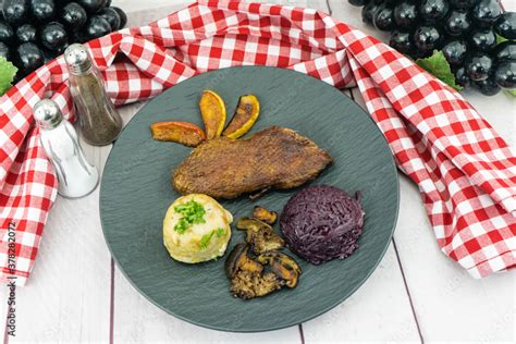 Ger Stete Ente Mit Apfelrotkohl Und Waldpilzen Stock Photo Adobe Stock