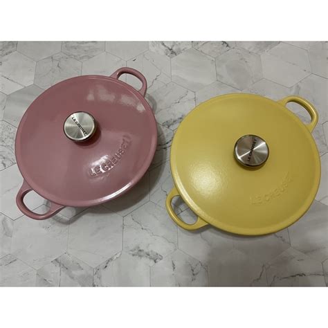 全新現貨 Le Creuset 媽咪鍋 鑄鐵鍋 琺瑯鍋 媽咪鑄鐵鍋 湯鍋 22cm 24cm 含羞草 海岸藍 薔薇粉 蝦皮購物