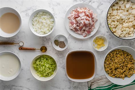 Easy Low Carb Clam Chowder Topped With Bacon Thinlicious