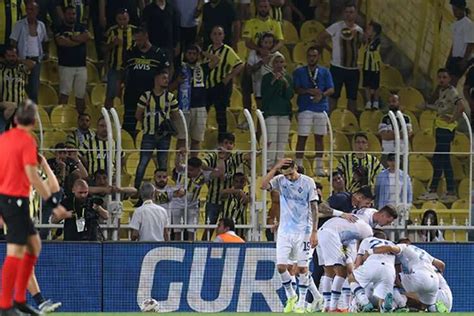 UEFA dan Fenerbahçe ye para ve kısmi tribün kapatma cezası Bursa