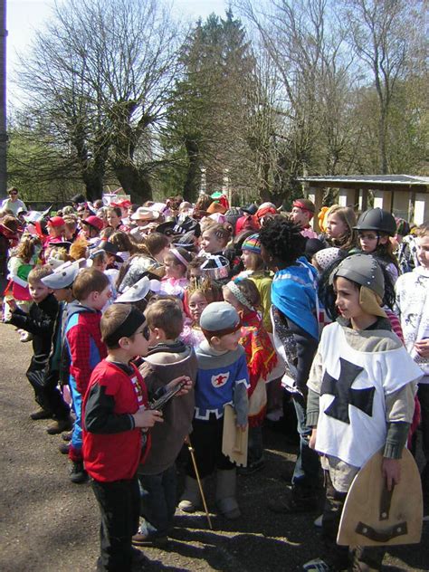 Aulnois sur Seille Défilé costumé pour fêter le printemps