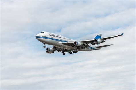 Kuwait Airways Boeing Che Discende Per L Atterraggio All Aeroporto